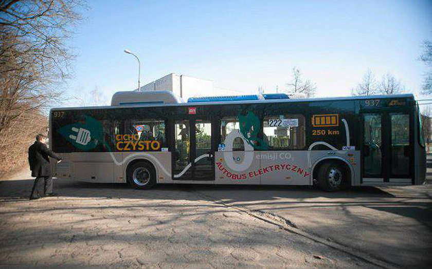 Studenci: Puśćcie nam tędy autobus