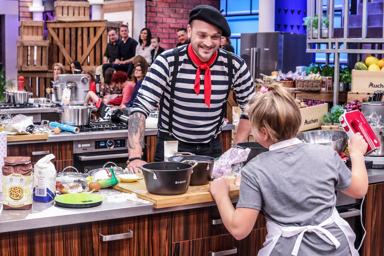 Mateusz Gessler na planie programu "MasterChef Junior"