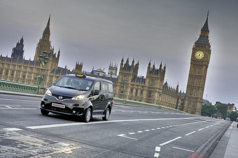 Czy zastąpi słynne czarne taksówki kursując po ulicach Londynu? Czas pokaże… NV200 london taxi to wizja taksówki jutra. Model NV200 w wersji taksówkarskiej został już zaprezentowany w Tokio, Nowy Jork zaś wybrał go jako jedyną "taksówkę przyszłości"...