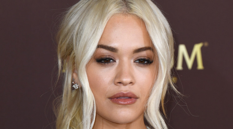 Felemás színű bikiniben szexizett Rita Ora /Fotó: Northfoto