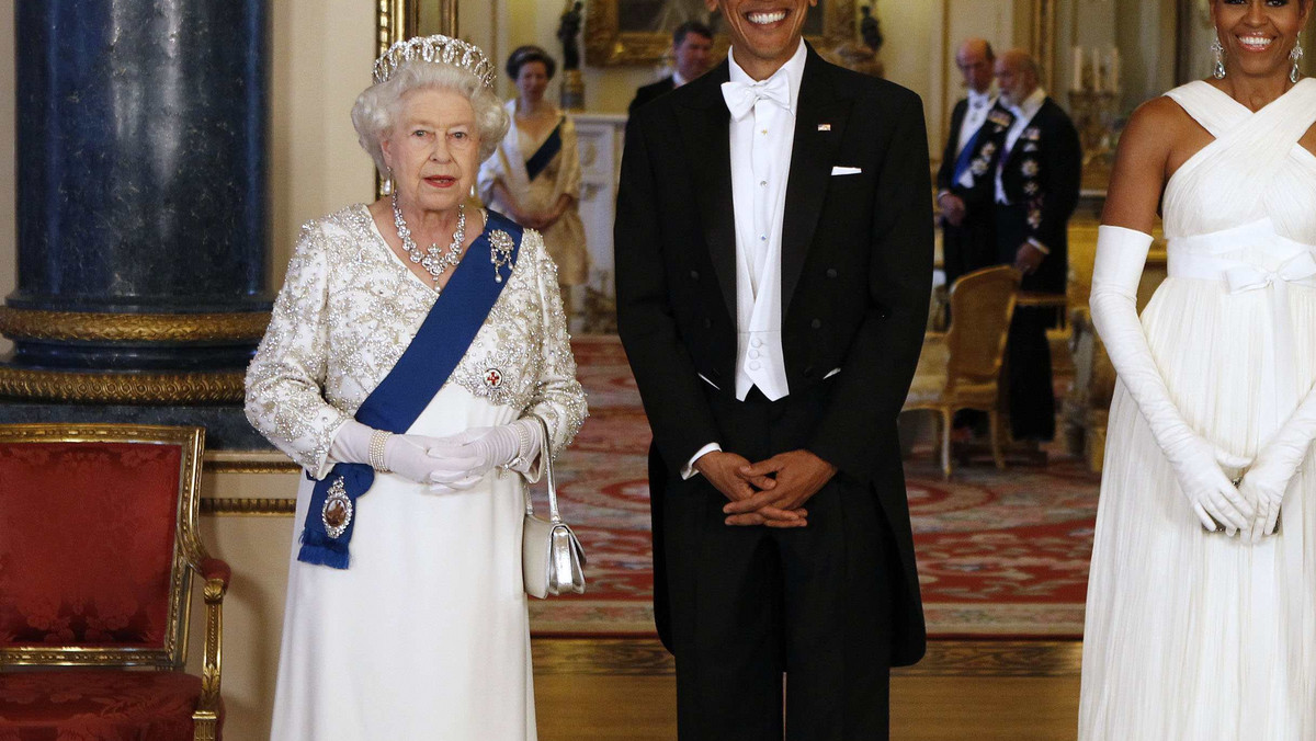 Królowa Elżbieta II podjęła we wtorek wieczorem w Pałacu Buckingham prezydenta USA Baracka Obamę wraz z małżonką wystawnym bankietem na 171 osób z udziałem polityków, dygnitarzy i celebrytów. Był to 97 państwowy bankiet za jej panowania.