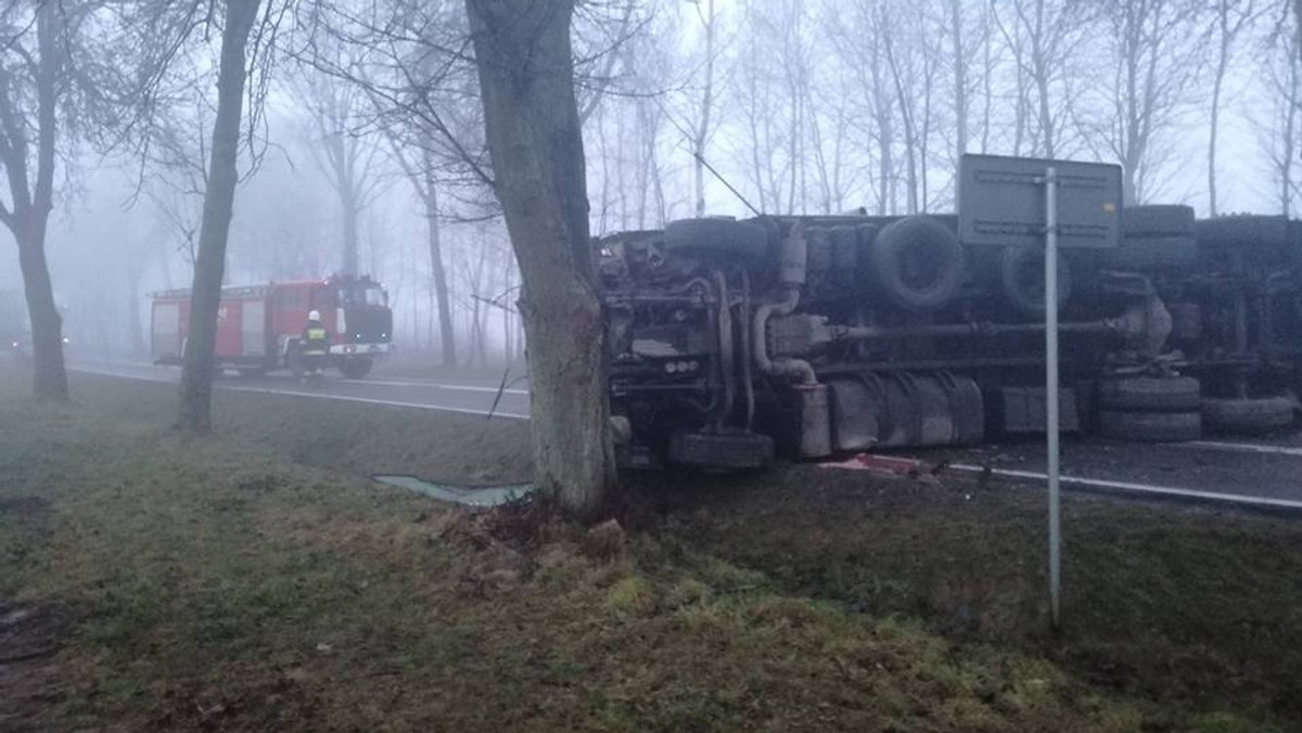 Droga krajowa nr 19 jest całkowicie zablokowana między Bielskiem Podlaskim a Siemiatyczami. W miejscowości Knorydy rozbiła się ciężarówka przewożąca w klatkach kurczaki. Ptaki rozbiegły się po okolicy.