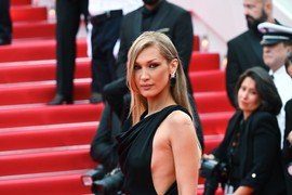 Bela Hadid prošetala crvenim tepihom u HALJINI ISPOD KOJE NEMA NIŠTA: Brutalan odgovor manekenke na novi dres-kod u Kanu