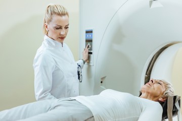 Kontrasztanyagos MR-en voltam, normális, hogy utána fáj a karom? Az orvos válaszol
