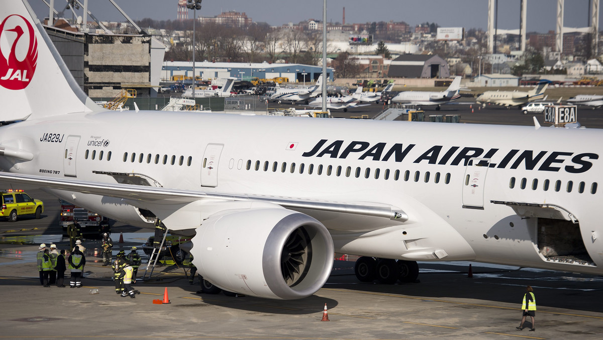 Linie lotnicze Japan Airlines poinformowały, że w jednym z należących do nich samolotów Boeing 787 Dreamliner w chwilę po wylądowaniu na lotnisku w Bostonie zauważono dym. Samolot przyleciał do USA z Tokio.