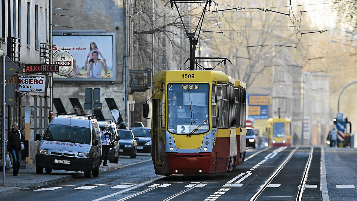 Od początku września będzie można kupić miesięczny bilet aglomeracyjny na przejazdy łódzkimi tramwajami i autobusami, a od przyszłego roku pociągami Przewozów Regionalnych. W Łodzi podpisano umowę w tej sprawie.