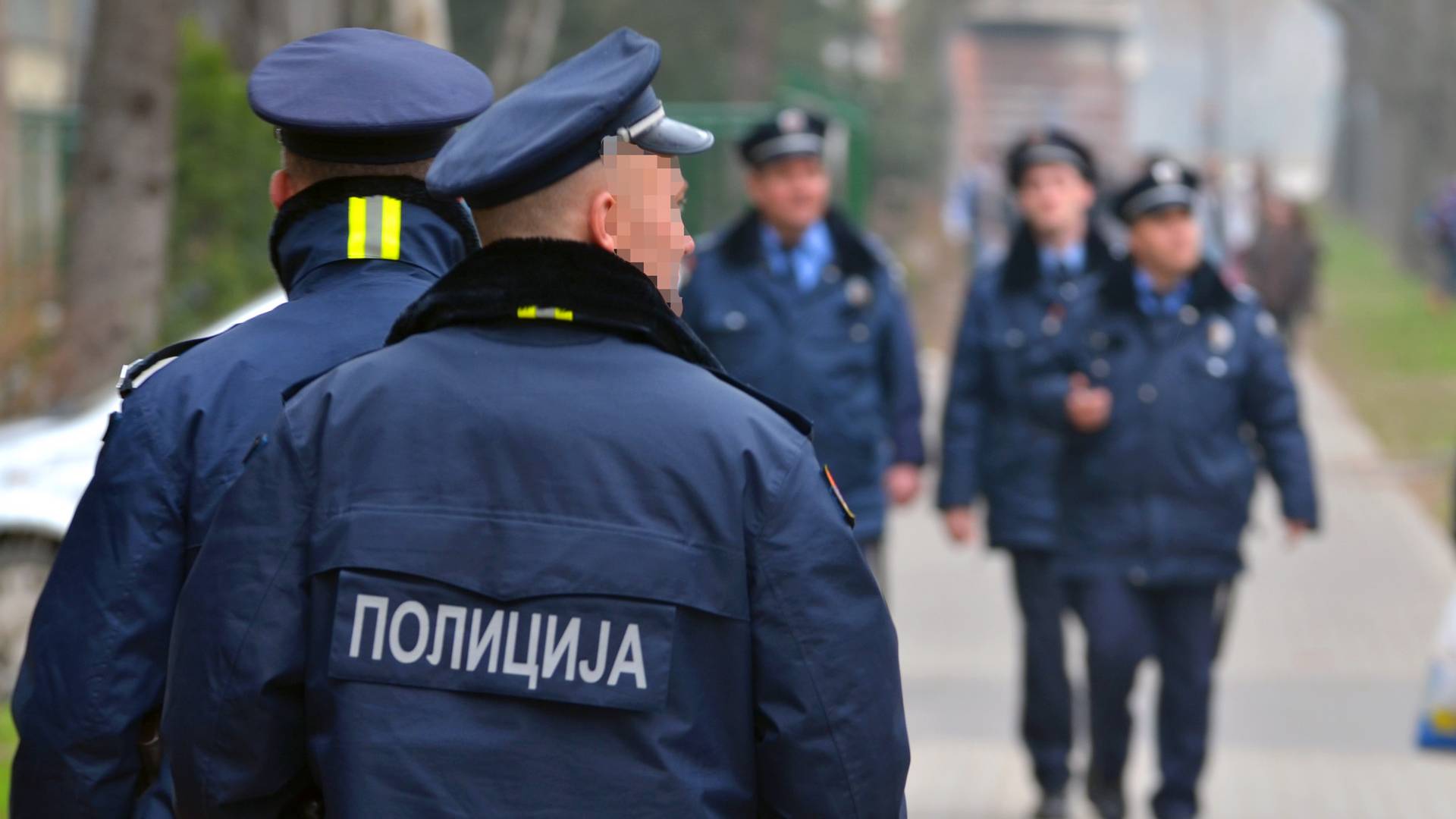 MUP objavio Viber stikere - građani pitaju gde je stiker policajca koji baca ženu preko bankine 