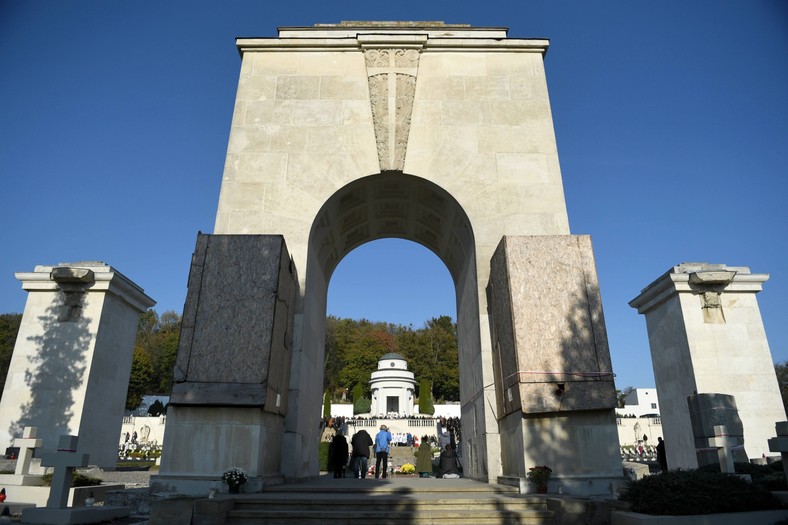 Zasłonięte rzeźby lwów, zdjęcie z 2019 r.