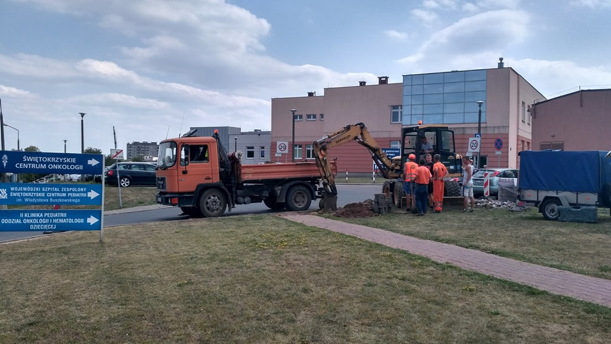 Na terenie Świętokrzyskiego Centrum Onkologii rozpoczęły się prace budowlane związane z organizacją płatnych miejsc postojowych na tamtejszym parkingu. W pierwszej kolejności modernizowany jest wjazd od ulicy Stefana Artwińskiego, prowadzący do głównego budynku szpitala. Wszystkie prace potrwają do połowy września.