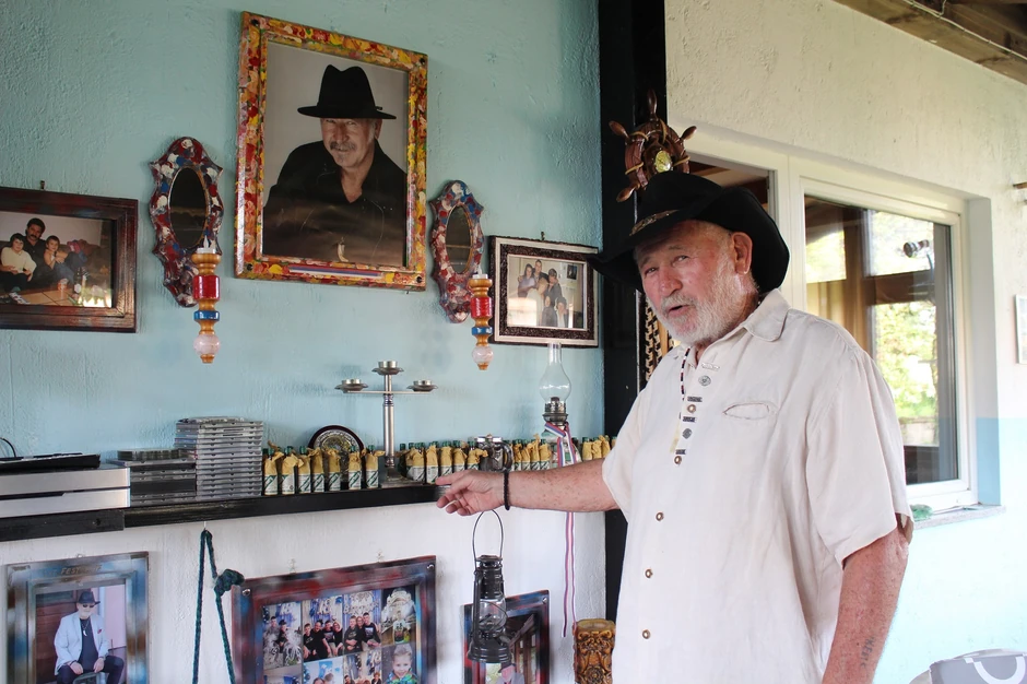 Stojan-Janjic-Keli-iz-Razboja-pokazuje-eliksir-snage-foto-Milan-Pilipovic