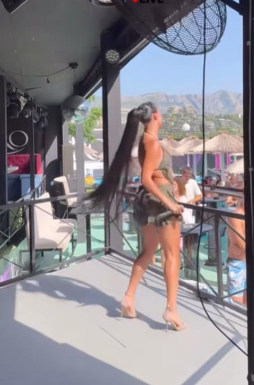 Mahrina nastupila u polupraznom lokalu