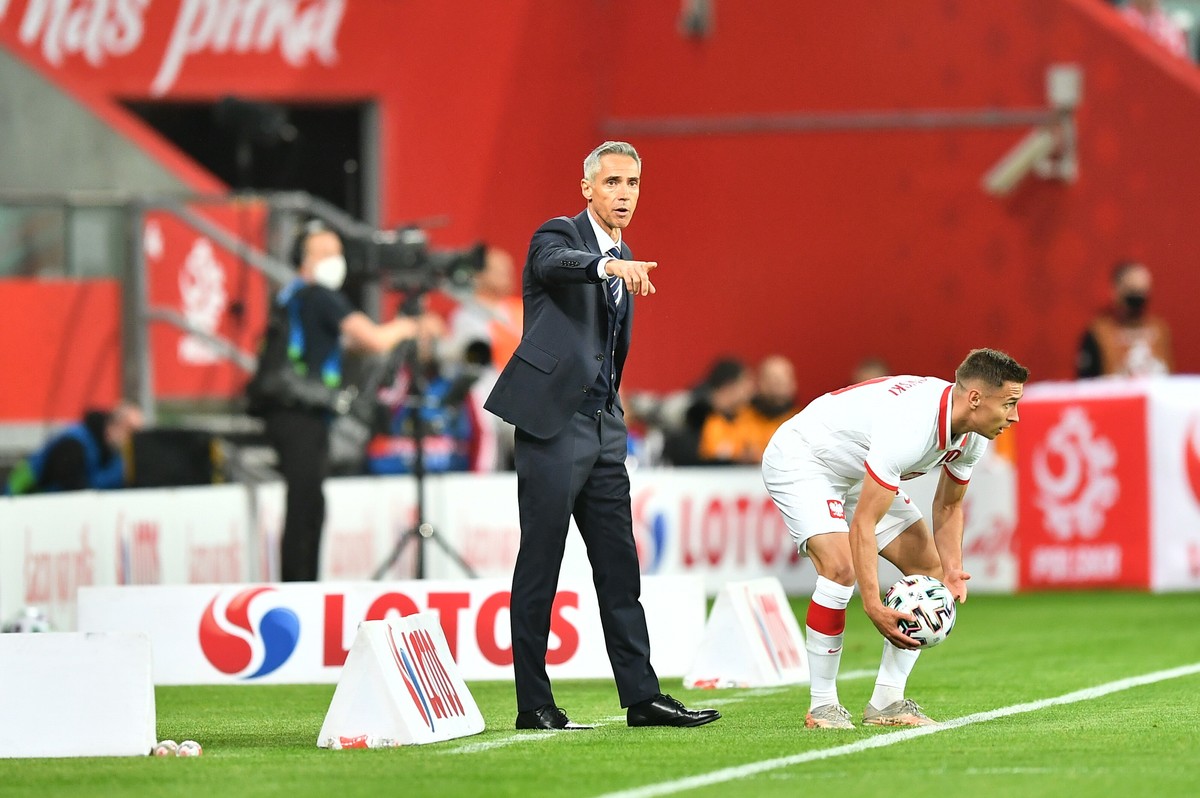Piłkarz reprezentacji Polski Przemysław Frankowski (P) i trener kadry Paulo Sousa (L) podczas meczu towarzyskiego z Rosją