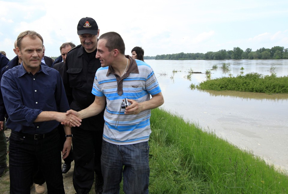 ŁOJE K. KOZIENIC MIESZKAŃCY BRONIĄ WIOSKI PRZED WIELKĄ WODĄ