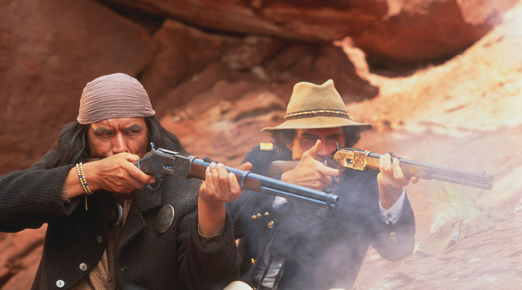 A Geronimo – Az amerikai legenda (1993) című filmben Wes Studi (balra) játszotta a címszereplőt (RAS-archív)