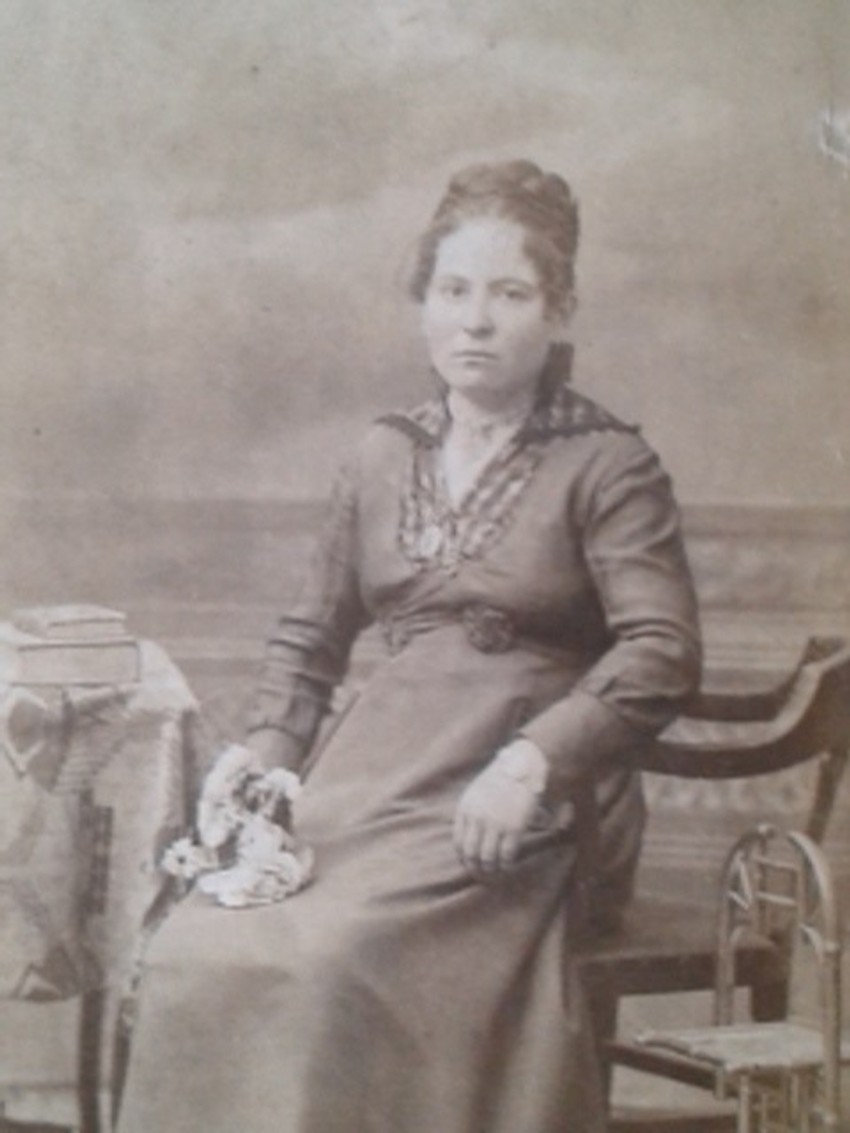 Kristina Lazić, sestra Viktorovog dede, koja je podržavala razvoj biblioteke i bila jedna od obrazovanijih žena svog doba