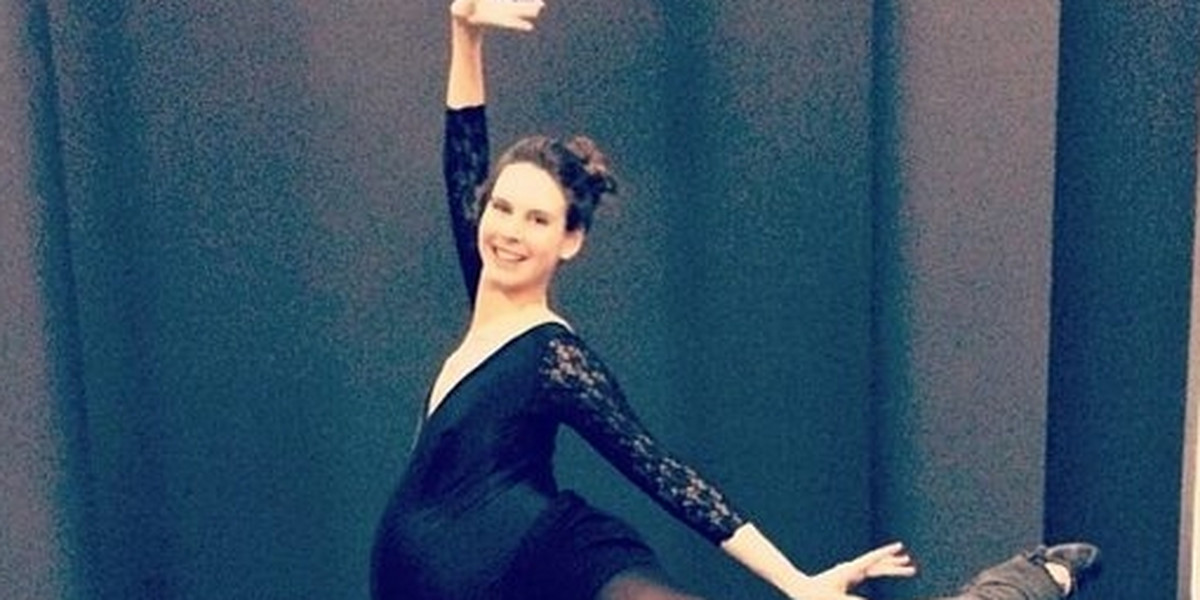 Baletnica ćwiczy balet w ciąży