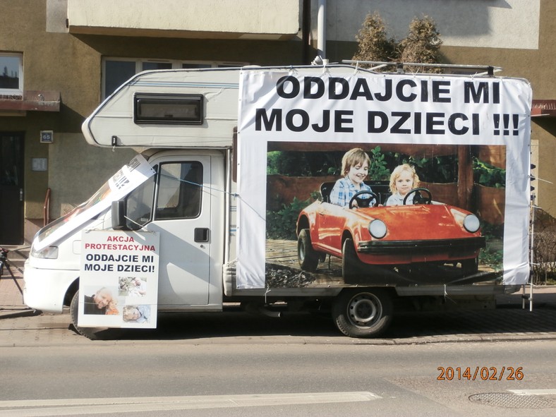 Przed siedzibą Sądu Okręgowego w Katowicach stanął camper