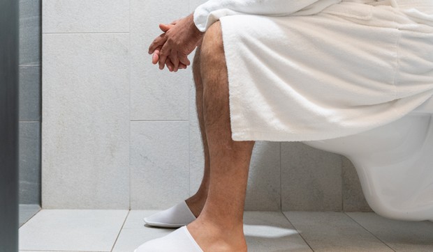 Sedeći položaj mokrenja je zdraviji za muškarce