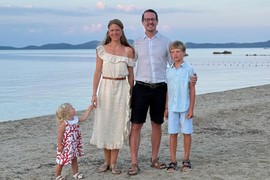 Vilijam i Kejt kao Filip i Danica: KARAĐORĐEVIĆI SA DECOM LETOVALI U GRČKOJ, hotel sa pogledom na SVETU GORU je čista magija - svake godine mu se oduševljeno vraćaju