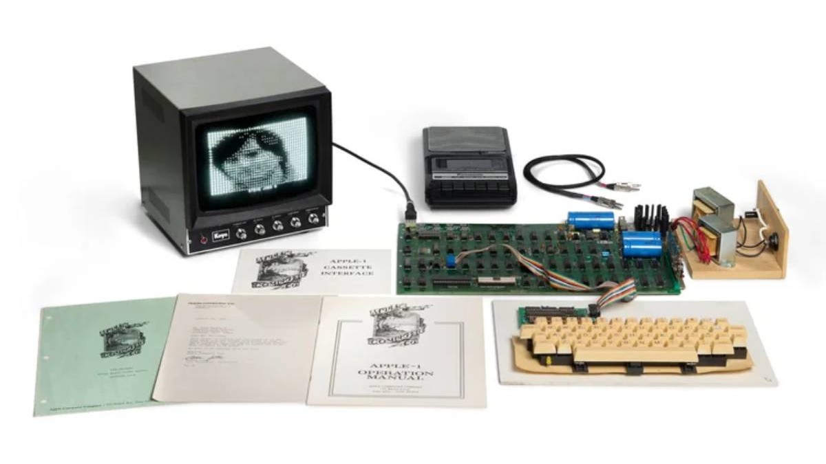 Un calculator Apple I a fost vândut la licitație pentru o sumă record: piesa istorică semnată de Steve Wozniak a fost cumpărată în 1976 cu 666 de dolari