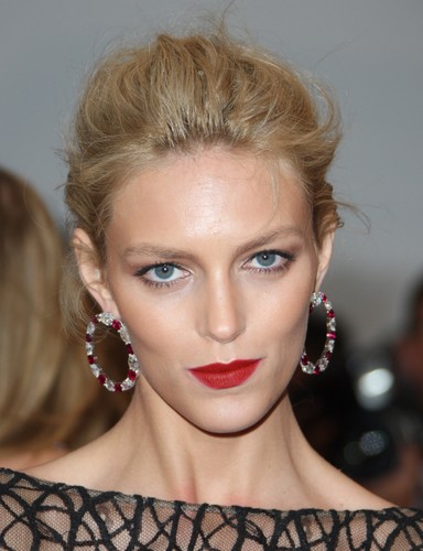 <b>5. Anja Rubik</b>
<br>
<br><b>Zawód:</b> modelka
<br><b>Wycena reklamodawców:</b> 742 000 zł
<br><b>Pozycja w poprzednim rankingu:</b> 23