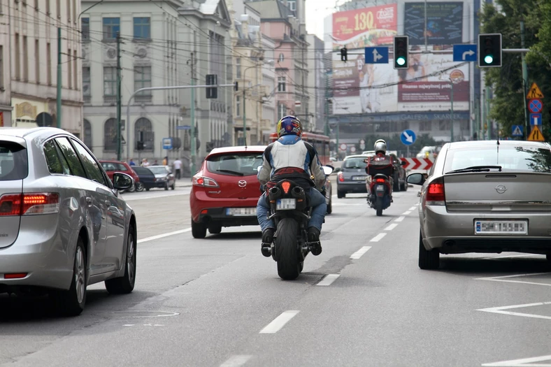 Kierowca szarego auta po prawej może nie widzieć motocyklisty, znajdującego się w martwym polu lusterek.