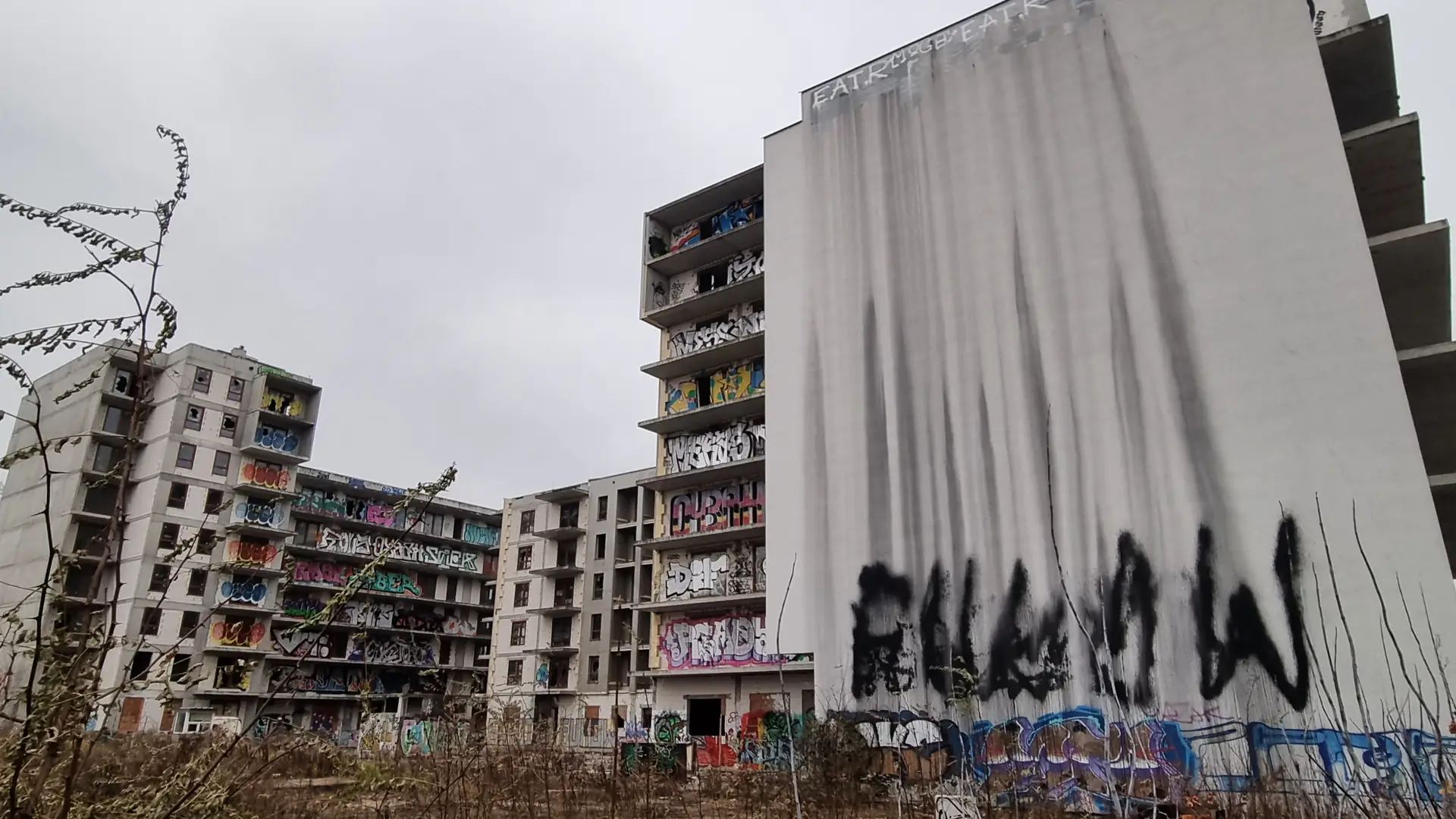 Blok grozy straszy w Warszawie. W "szkieletorze" giną ludzie