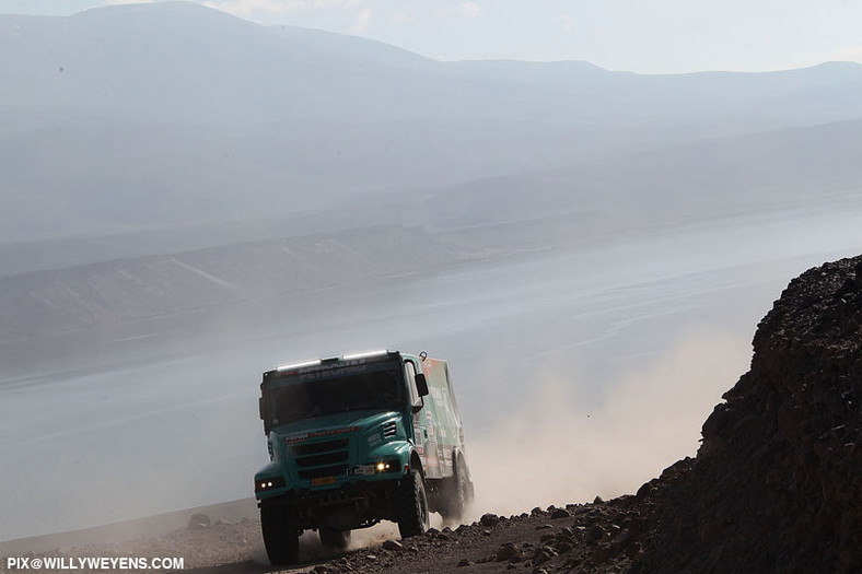 Dakar 2013: ciężarówka bez skrzyni, Małysz traci oddech (13. etap, wyniki, galeria)