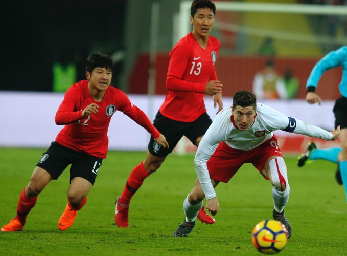 Robert Lewandowski (P) oraz Joo-ho Park (L) i Woo-voung Jung (P)