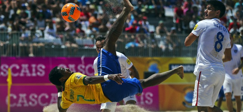 Na plaży, na plaży fajnie jest! Podczas "Beach Soccer Mundialito" gra się bardzo efektownie. ZDJĘCIA