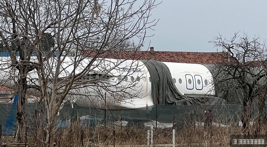 Avion parkiran na livadi 