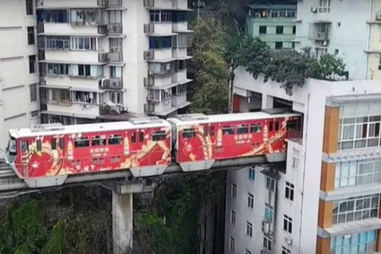 Metro wjeżdża w środek budynku mieszkalnego. Nietypowa stacja w Chinach