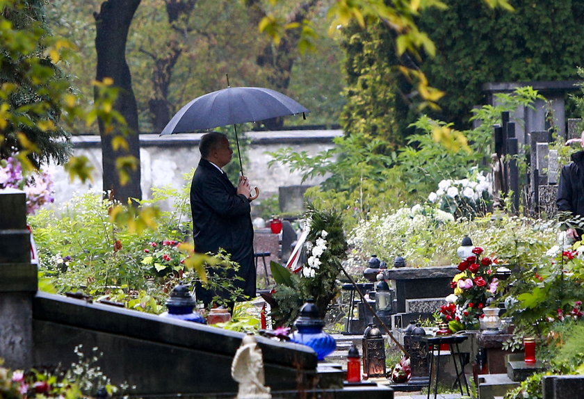 Jarosław Kaczyński na cmentarzu u mamy