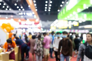 Co pokazuje targowe lustro