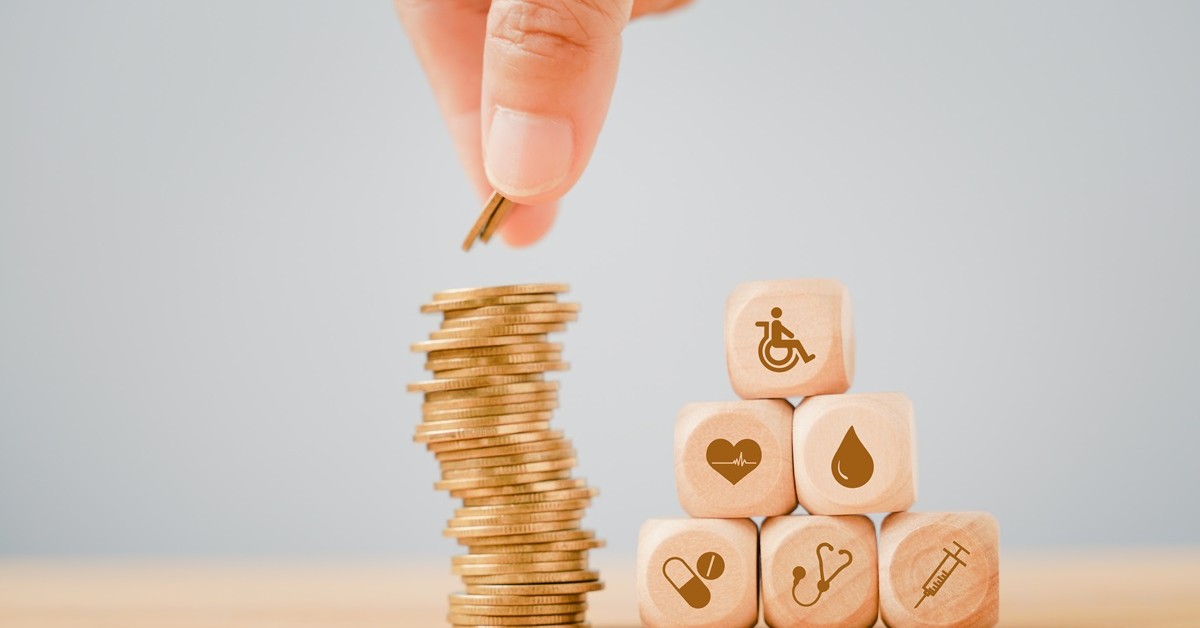 Zasiłek z MOPS i świadczenie z ZUS w 2025 r. Można łączyć? [3 przykłady]