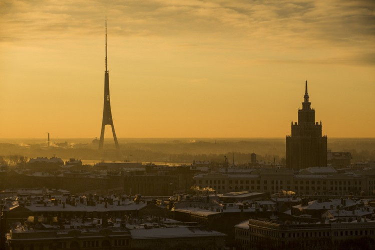 Szacowany wzrost gospodarczy w latach 2014-2015 w republice bałtyckiej ze stolicą w Rydze ma wynieść 4,13 proc. – to dużo jak na europejskie warunki. Inflacja w tym okresie wyniesie według prognoz 2,8 proc. Zadłużenie publiczne w relacji do PKB ma wynieść w analizowanym okresie 31,3 proc. Od 1 stycznia 2014 roku Łotwa stała się drugim państwem bałtyckim, które przyjęło wspólną walutę. Wcześniej – w 2011 roku – zrobiła to Estonia. Na zdj. Ryga, stolica Łotwy. Po lewej wieża telewizyjna, po prawej łotewska akademia nauk. 10.12.2013