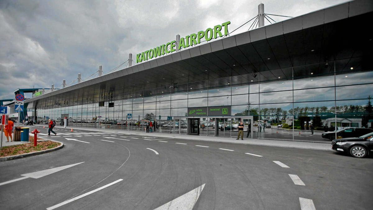 Tegoroczna liczba podróżnych w porcie lotniczym Katowice będzie podobna, jak w poprzednim roku - szacują władze lotniska. Wyniesie ok. 2,55 mln pasażerów; pierwotne szacunki mówiły nawet o 2,8 mln.