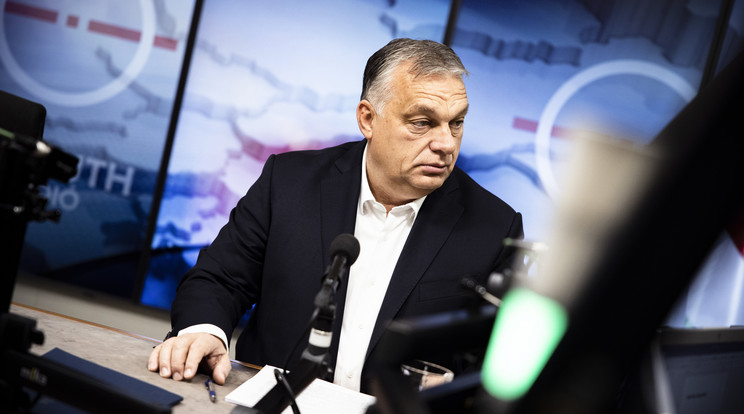 A Miniszterelnöki Sajtóiroda által közreadott képen Orbán Viktor kormányfő a Kossuth Rádió stúdiójában, ahol interjút adott a Jó reggelt, Magyarország! című műsorban / Fotó: MTI/Miniszterelnöki Sajtóiroda/Fischer Zoltán