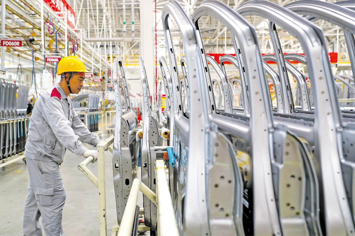 Na skutek wojny cenowej w ciągu dwóch ostatnich lat, według agencji Bloomberg, cena chińskich samochodów BYD spadła o 27 proc., a Volkswagena o 13 proc. Na zdjęciu chiński pracownik fabryki samochodów w Qingdao nad Morzem Żółtym