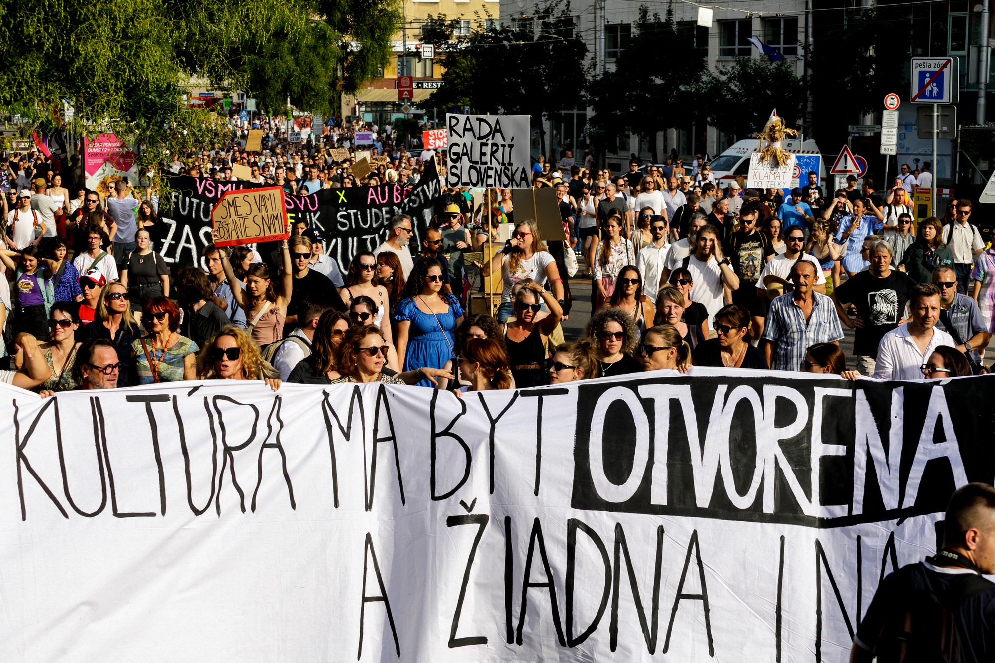 V Bratislave proti krokom Ministerstva kultúry (MK) SR protestovali v pondelok večer tisíce ľudí.