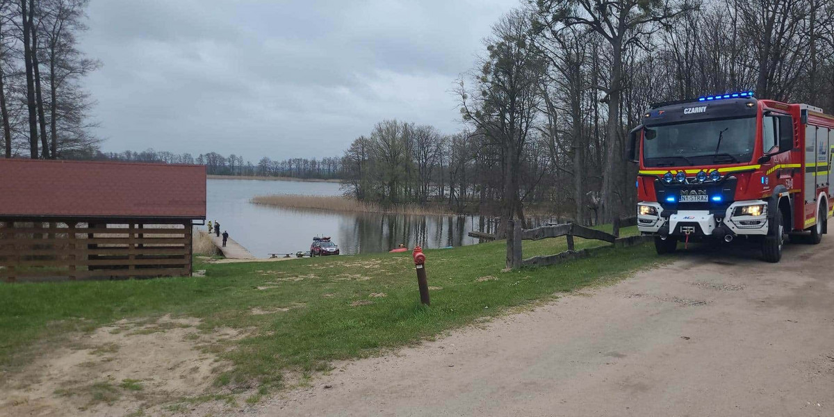 Łódź widmo na jeziorze Bartężek. Chwilę wcześniej widziano na niej dwie osoby.