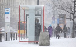 Reporter TVN24 i Białorusin pchają autobus. Nagranie hitem internetu