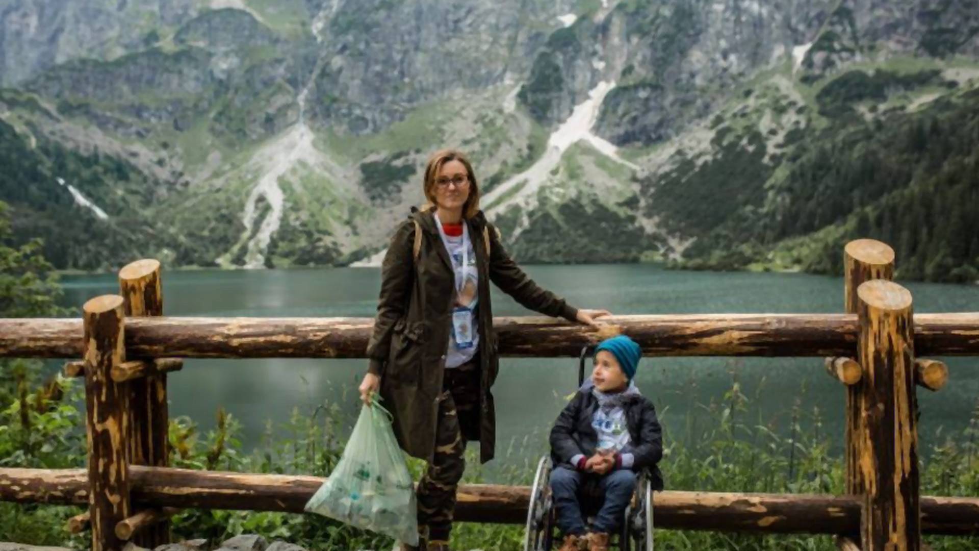 Matka i niepełnosprawny syn vs. śmiecący turyści. "Ma Pani worek, może to Pani zabrać"