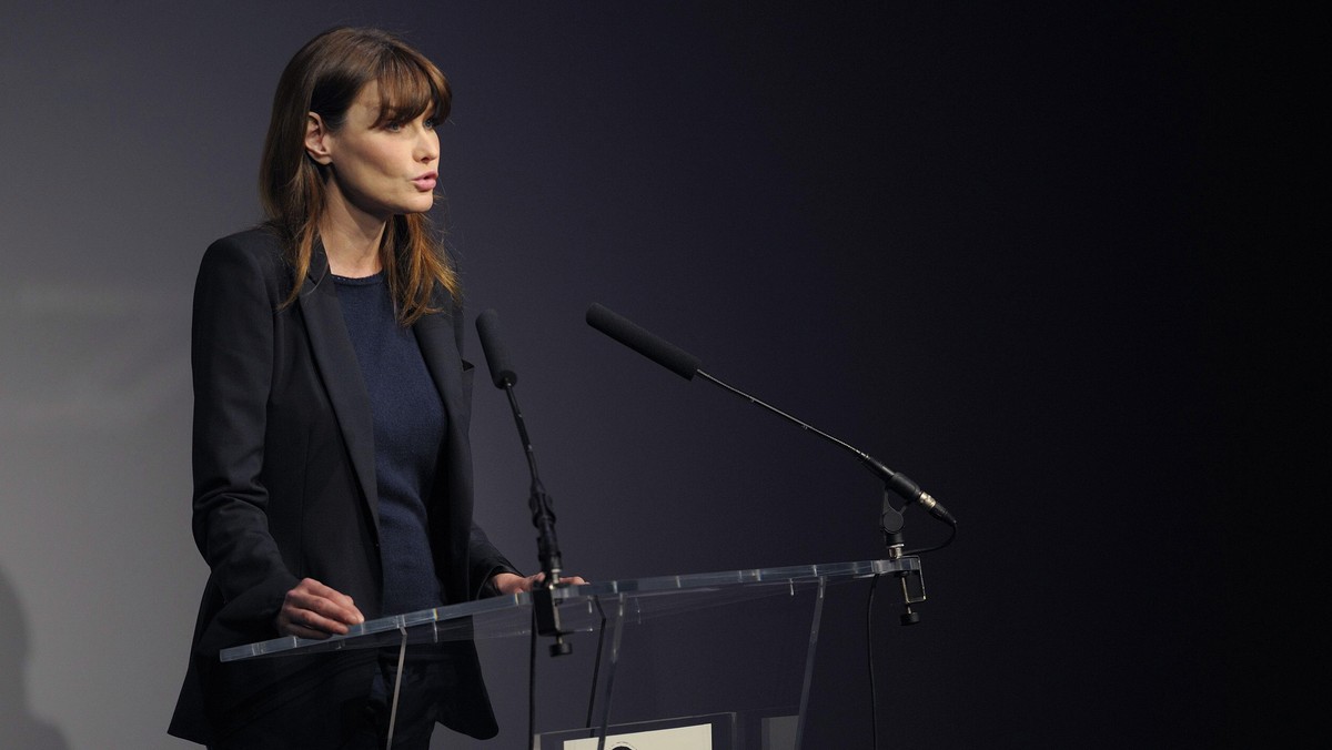 Nie cichną pogłoski o tym jakoby Carla Bruni - żona prezydenta Francji Nicolasa Sarkozy’ego - była w ciąży. Jak pisze serwis bbc.co.uk, teść pierwszej damy potwierdza, że Carla spodziewa się dziecka.