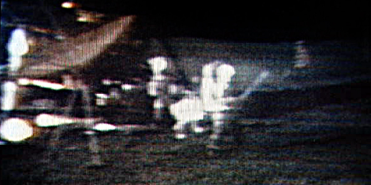 Alan Shepard grający w golfa na księżycu