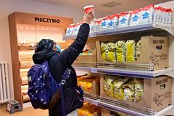 Dobry Sklep w Krakowie. Można tu kupić pełnowartościowe artykuły spożywcze i przemysłowe, z krótszym terminem ważności, ale w cenach dużo niższych od ich wartości rynkowej.