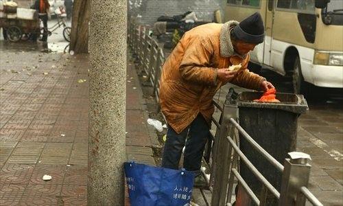 A hajléktalan férfi élelem után kutatva a kukában egy pénztárcát talált. Nem hiszed el, mit tett vele!