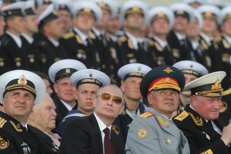 Prezydent Władimir Putin (w okularach) i minister obrony Siergiej Szojgu (w szarym mundurze) podczas parady lotniczej w Siewieromorsku, 2014 r. 