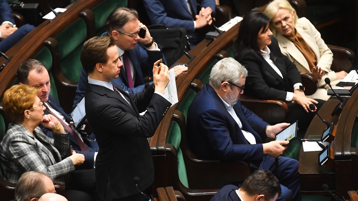 "Trudny kompromis", "Polska potrzebuje europejskich miliardów", "dzień hańby", "ta ustawa to koszmar" — takie komentarze pojawiły się w mediach po przyjęciu przez Sejm nowelizacji ustawy o Sądzie Najwyższym. Wejście w życie nowych przepisów, zdaniem rządu, miałoby odblokować środki z KPO.