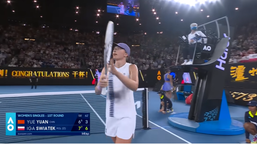 igi świątek problemy ze spódniczką - to co zrobiła uchwyciły kamery. zeszła z kortu i wróciła odmieniona